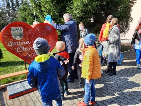 Gminne serce na nakrętki w szkole Dobrzejewicach bije dla Matildy