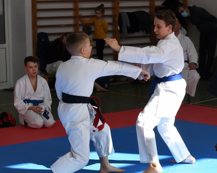 walka karate dwóch chłopców