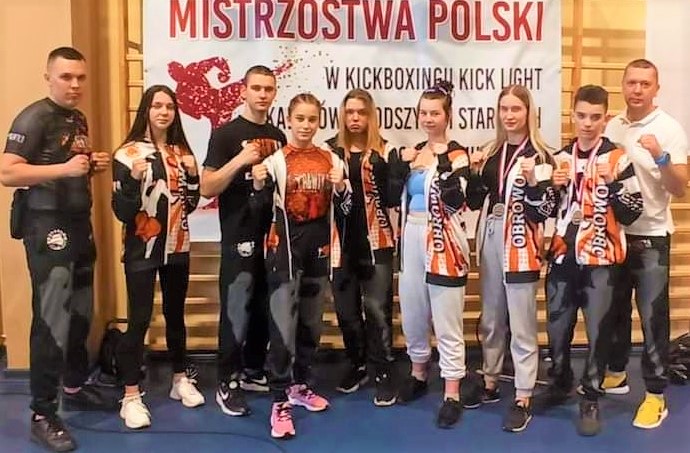 kickbokserzy pozują do zdjęcia