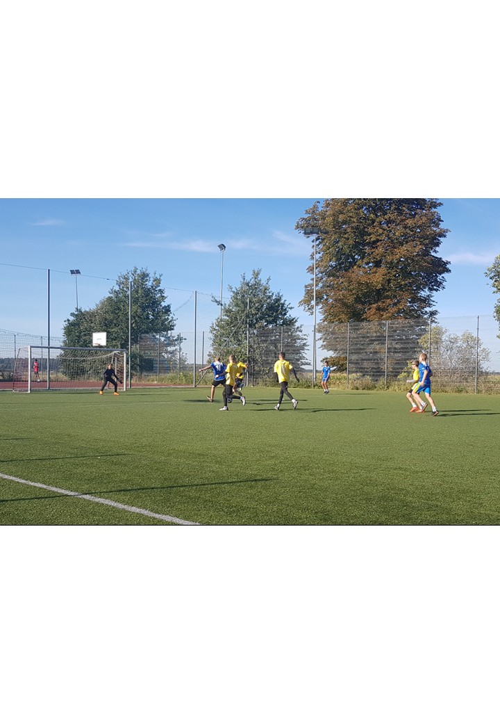 Piłkarskie zmagania uczniów klas 7-8 na Orliku w Dobrzejewicach