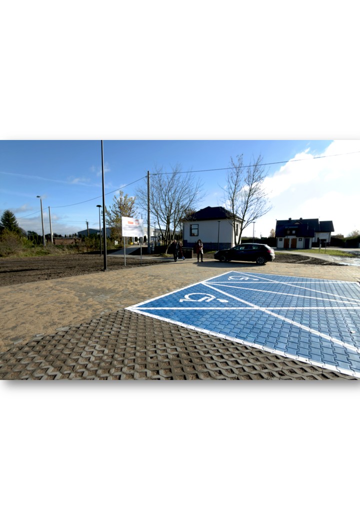 Nowy parking przy przystanku kolejowym w Obrowie