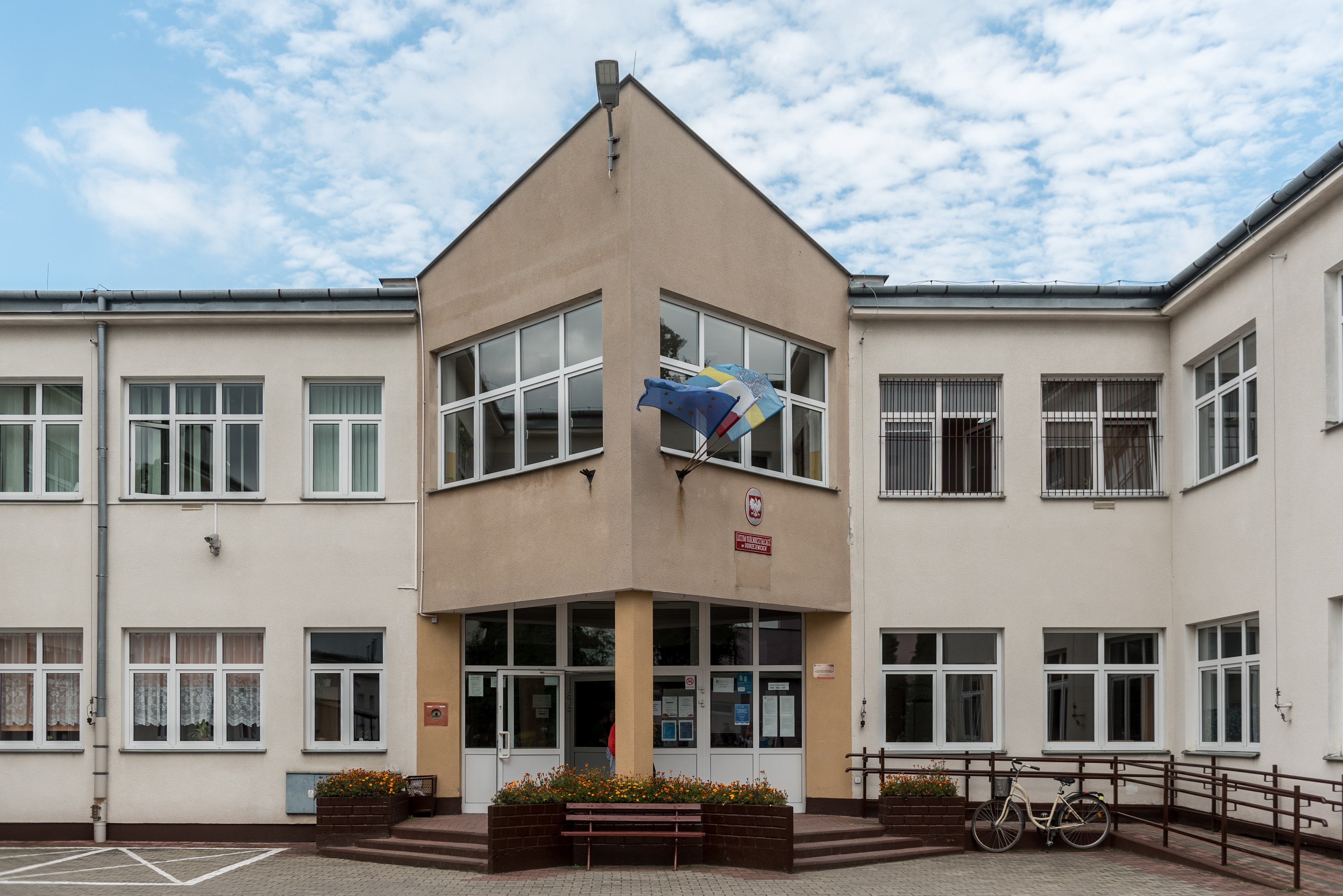 budynek szkoły w Dobrzejewicach