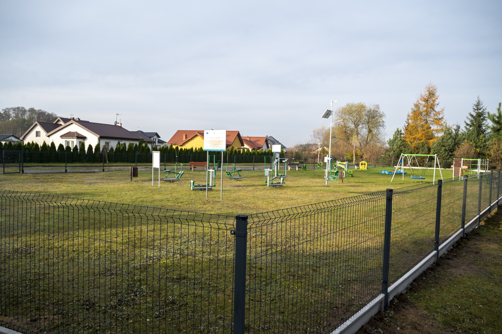 Plac zabaw w Szembekowie z nowym ogrodzeniem i oświetleniem