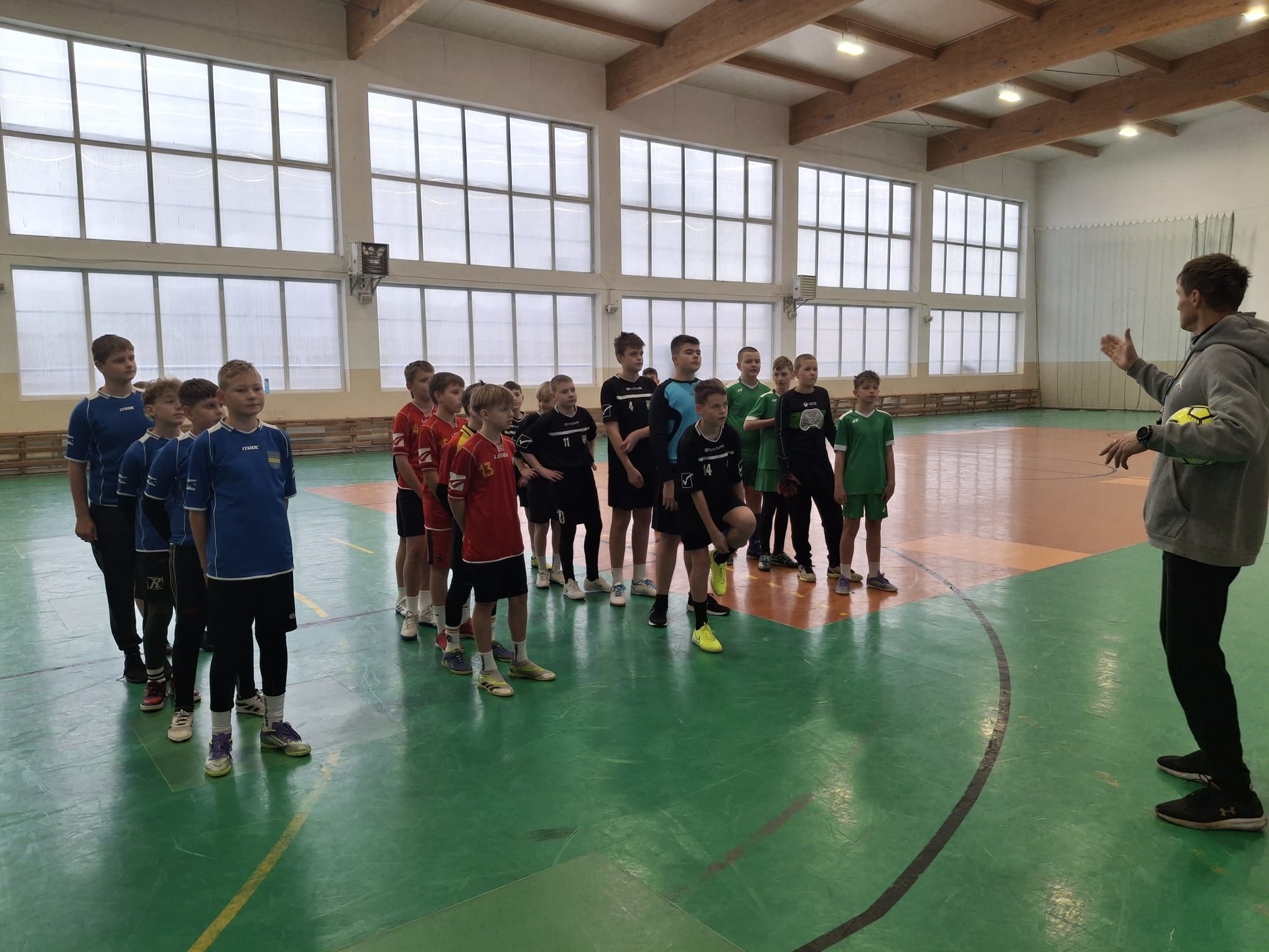 Halowa piłka nożna dziewcząt i chłopców klas 5-6