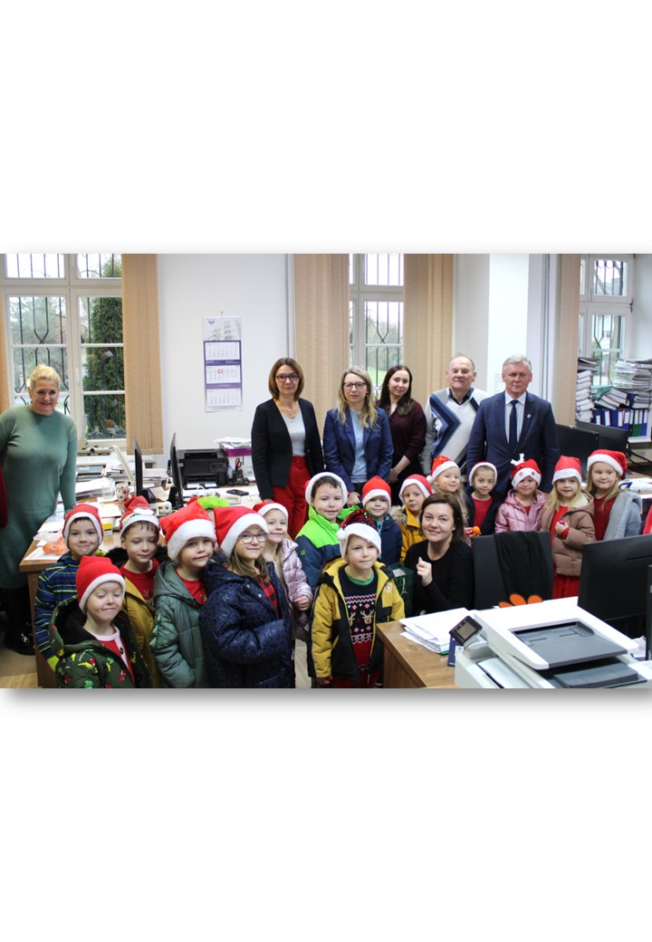 Grono małych Mikołajów w urzędzie