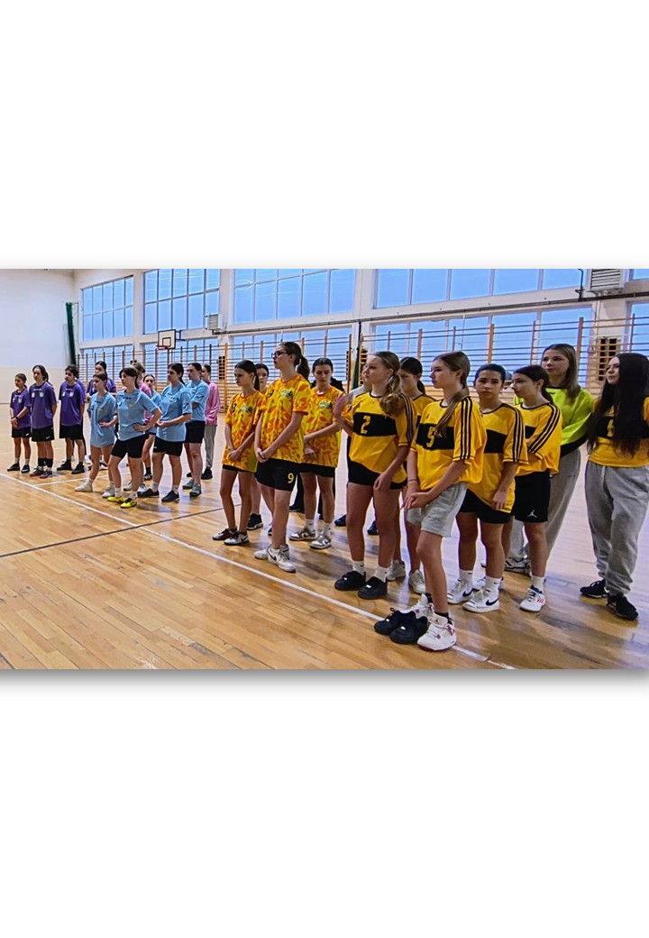 Halowa piłka nożna dziewcząt klas 7-8