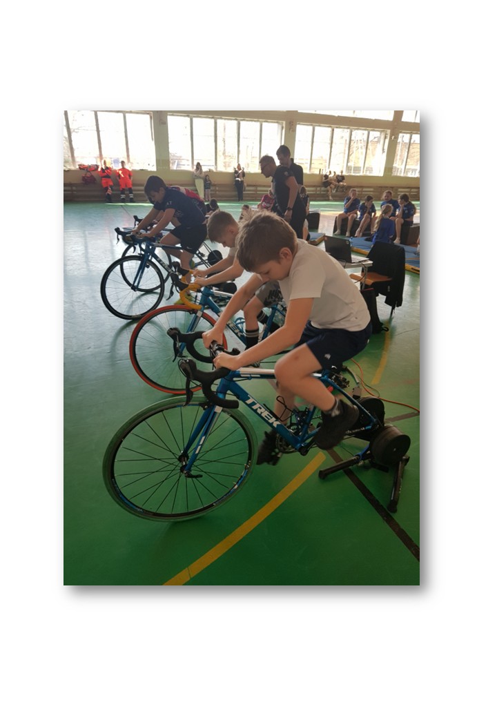 Wyścigi na trenażerach kolarskich.