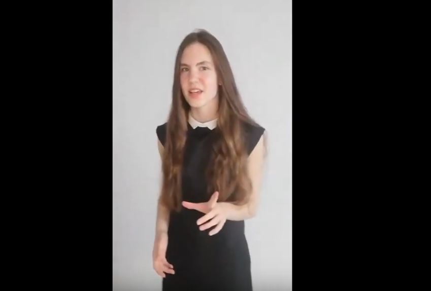 Dziewczynka recytuje wiersz