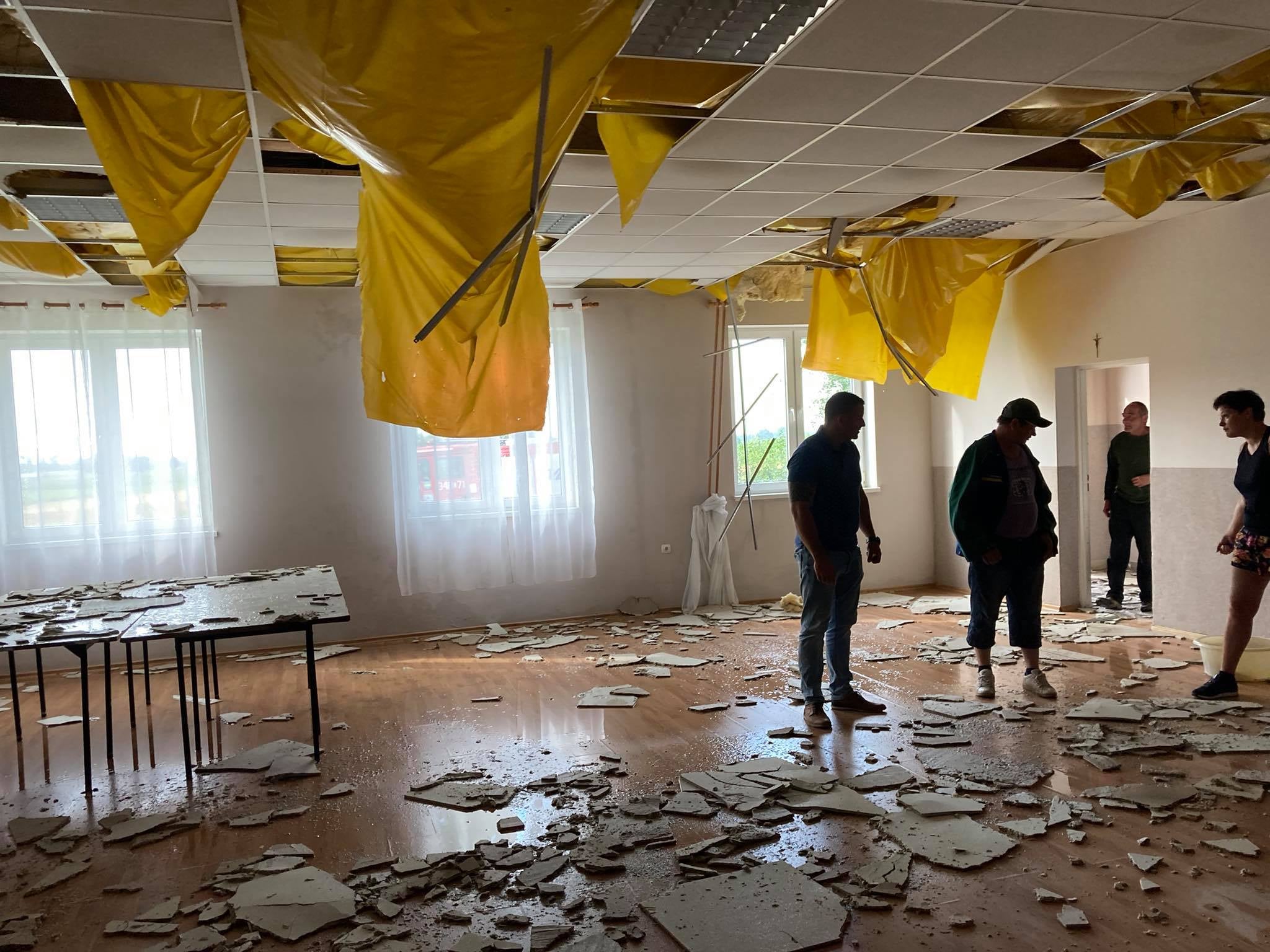 Zniszczona świetlica w Skrzypkowie