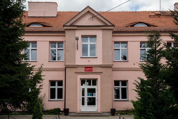 budynek szkoły w Dobrzejewicach