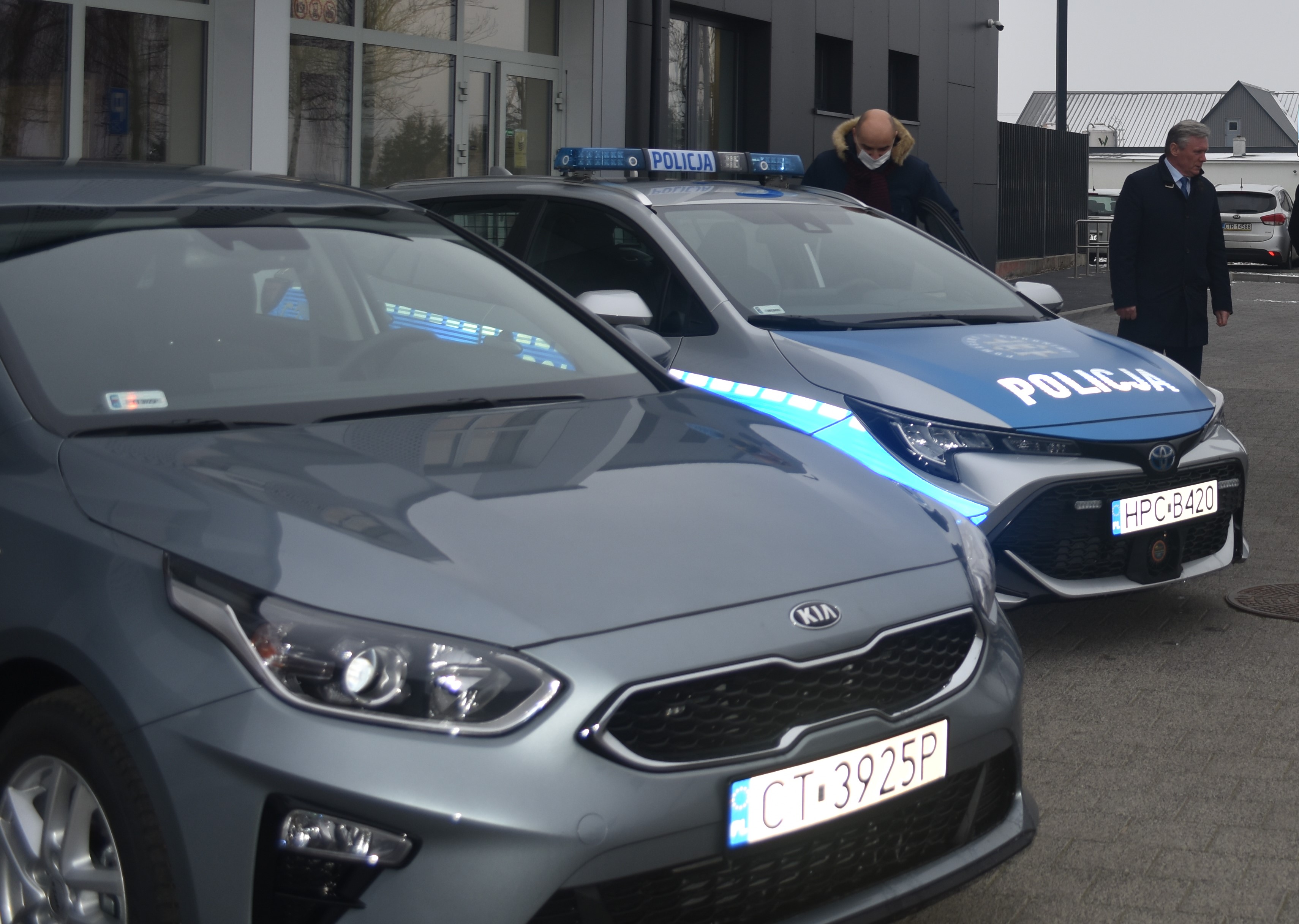 Dwa nowe pojazdy dla policji w Dobrzejewicach