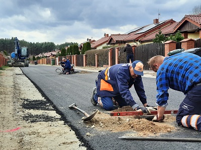 Nowe asfaltowe drogi w Osieku nad Wisłą i Zawałach, wkrótce w Obrowie